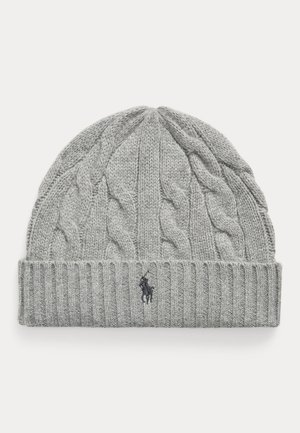 Gorro de punto gris claro con patrón de trenzas y puño ribeteado doblado que presenta un pequeño logo oscuro bordado de un caballo y jinete.