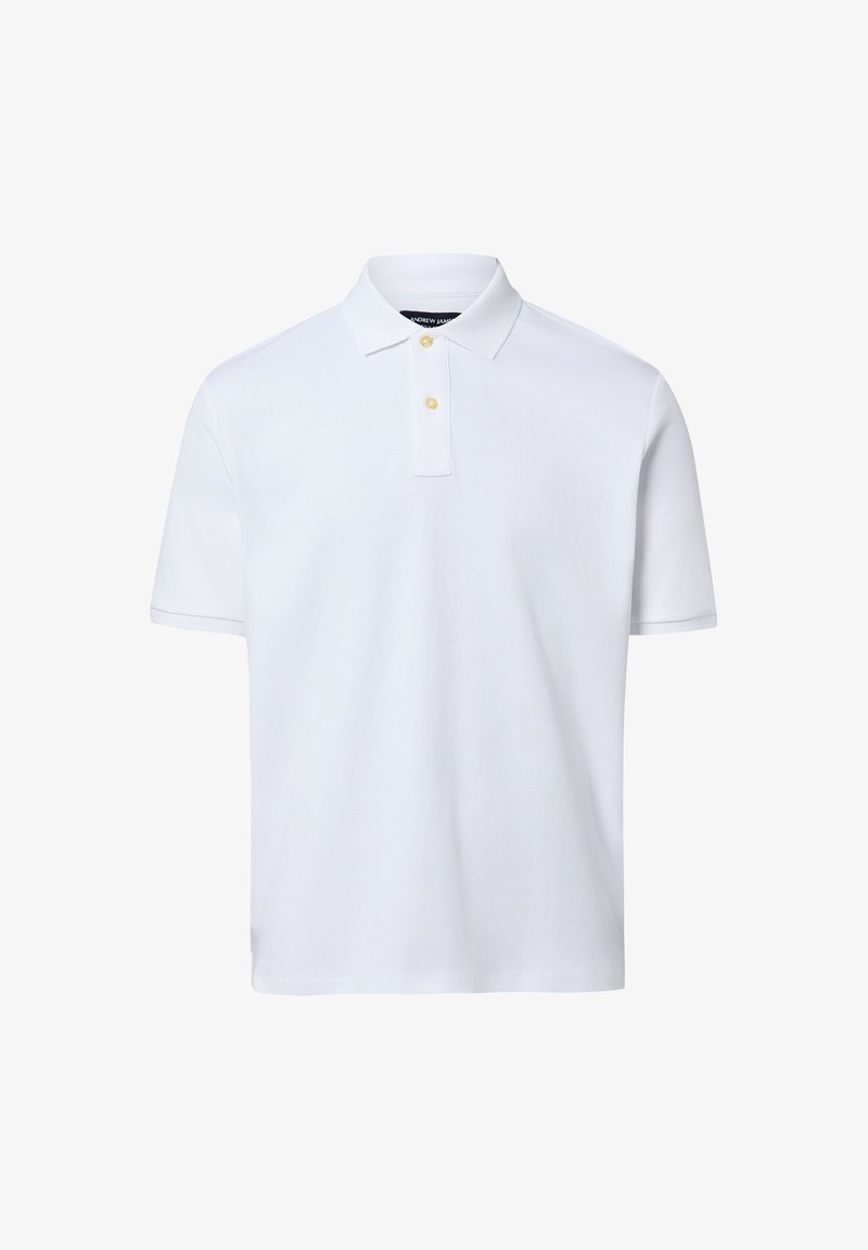 Biała koszulka polo z krótkim rękawem, dwoma beżowymi guzikami i klasycznym kołnierzykiem, przedstawiona na jednolitym białym tle.