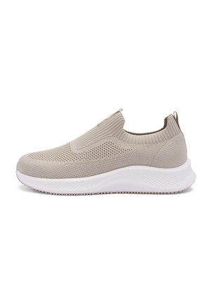 Beige Slip-on-Sneaker mit gestricktem Mesh-Obermaterial, strukturierter Oberfläche und weißer Gummisohle mit dezentem Profil.