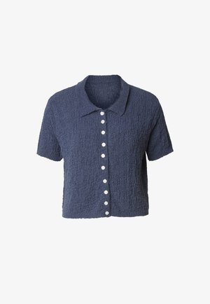 Granatowa koszula z krótkim rękawem wykonana z teksturowanej tkaniny, z kołnierzykiem i rzędem białych guzików na przodzie.