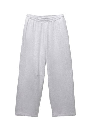 Lichtgrijze wijde sweatpants met een gathered elastische tailleband en subtiele stiksels, plat weergegeven op een witte achtergrond.