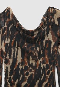 Top con stampa leopardata marrone e nera, con scollo drappeggiato, realizzato in tessuto leggero e strutturato. Maniche lunghe e design aderente.