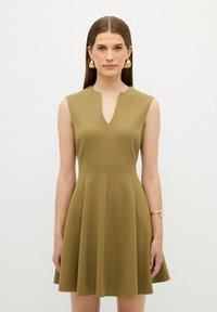 Ärmelloses olivgrünes Kleid mit V-Ausschnitt und schwingendem Rock. Glatte Textur und knielanges Design mit einer Naht an der Vorderseite.