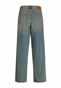 Jean large en denim bleu vu de dos avec deux poches arrière et un patch de marque en cuir marron sur la ceinture.