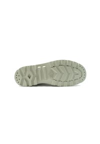 Suola di scarpa in gomma verde chiaro con un motivo texturizzato, scanalature profonde per la trazione e fori di ventilazione per la traspirabilità.