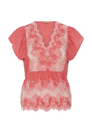 Koralfarvet bluse med hvide blomstret blondeoverlays foran og bølget kant, med korte pufærmer og V-udskæring.