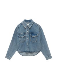 Chaqueta de mezclilla azul claro con mangas largas, cierre de botones, dos bolsillos en el pecho y un dobladillo ligeramente curvado. Acabado desgastado y diseño de cuello clásico.