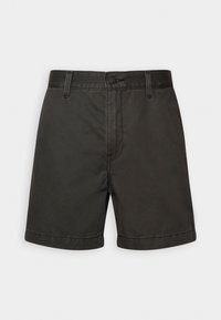 Shorts en coton noir avec une texture lisse, dotés d'une fermeture bouton, de passants de ceinture et d'un ourlet retroussé. Design simple sans motifs.