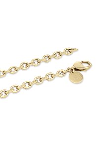 Gouden schakelarmband met ovale schakels, sluiting met kreeftsluiter en een klein rond etiket gegraveerd met "G P H Studios" op een witte achtergrond.