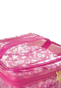 Bolsa de cosméticos transparente de color rosa con un diseño geométrico, cierre de cremallera y un asa en la parte superior para facilitar el transporte. Presenta una textura suave.