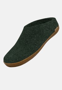 Mørkegrøn filt slip-on sko med rund tå og gummisål. Har et enkelt design; ingen synlige udsmykninger eller mønstre.