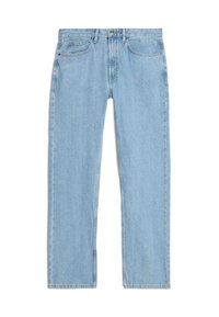 Jeans de mezclilla azul claro con diseño de pierna recta, cinco bolsillos y cierre de botón metálico. Presenta una textura suave y un desvanecimiento mínimo.