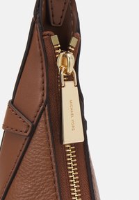 MICHAEL Michael Kors PRESTON CRESCENT HOBO  - Torba za nakupovanje - luggage