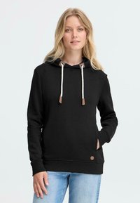 Sweatshirt à capuche noir avec une poche avant, présentant des cordons de couleur crème et des accents marron. Texture lisse avec des poignets et un ourlet côtelés.