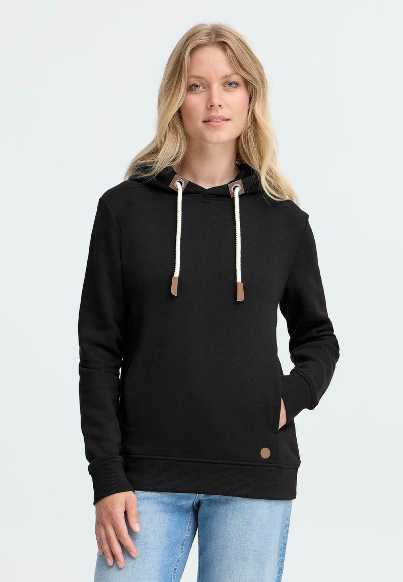 Sweatshirt à capuche noir avec une poche avant, présentant des cordons de couleur crème et des accents marron. Texture lisse avec des poignets et un ourlet côtelés.