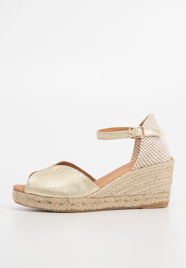 Kanna Sandalen met sleehak goudkleurig