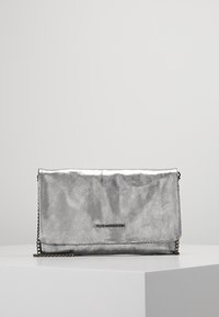 Borsa clutch metallizzata argento con finitura testurizzata, dotata di patta a risvolto e tracolla a catena. Nome del marchio impresso sul davanti.