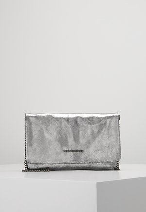 Sølvmetallic clutch taske med en tekstureret finish, der har en fold-over klap og en kæderem. Brandnavnet er præget på forsiden.