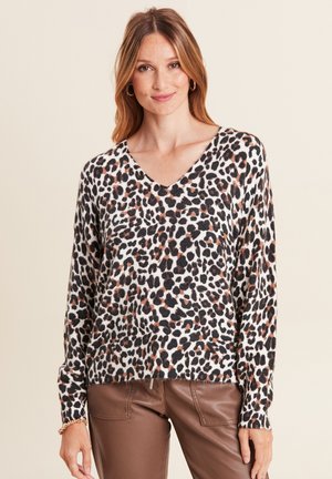 Pull en tricot avec imprimé léopard, décolleté en V, manches longues, texture douce, et une palette de couleurs composée de noir, blanc et accents marron.