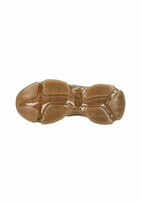 La suela del zapato presenta un material de goma natural con un patrón de banda de rodadura en zigzag, puntera redondeada y una textura de entresuela distintiva. El color es principalmente marrón claro.