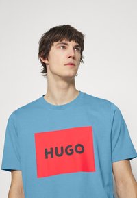 HUGO DULIVE - T-shirt estampada - medium blue