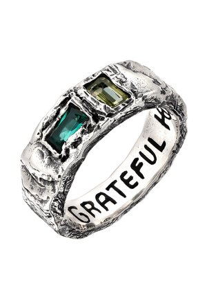 Silberner strukturierter Ring mit grünen und gelben rechteckigen Steinen und dem Wort "GRATEFUL" eingraviert innen im Band.