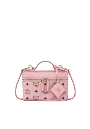 Sac à main rectangulaire rose avec motif logo MCM noir, fermeture éclair dorée, poignée supérieure, bandoulière ajustable et une étiquette en cuir suspendue.