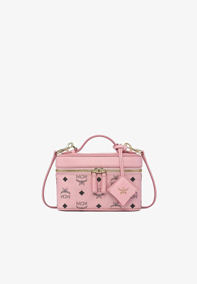 Sac à main rectangulaire rose avec motif logo MCM noir, fermeture éclair dorée, poignée supérieure, bandoulière ajustable et une étiquette en cuir suspendue.