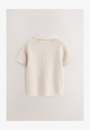 Polo tricotat cu mâneci scurte, de culoare alb-crem, cu un model texturat și guler. Linii orizontale distribuite uniform pe toată suprafața.