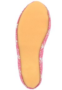 Roze stoffen pantoffelzool met een wit bloemenpatroon, zachte textuur en een tan rubberen voetbed voor comfort en grip.