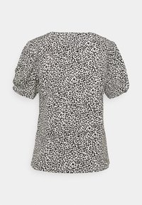 Kortärmad topp med svartvit leopardmönstrad design, lös passform och texturerat tyg för extra dimension.