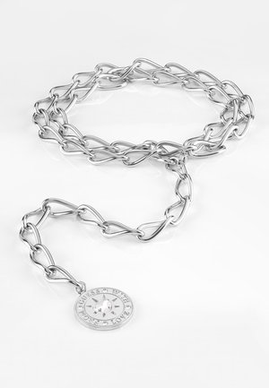 Collier chaîne en argent avec de grands maillons torsadés et un pendentif rond gravé de "GUESS WITH LOVE FROM" entourant une étoile en cristal.