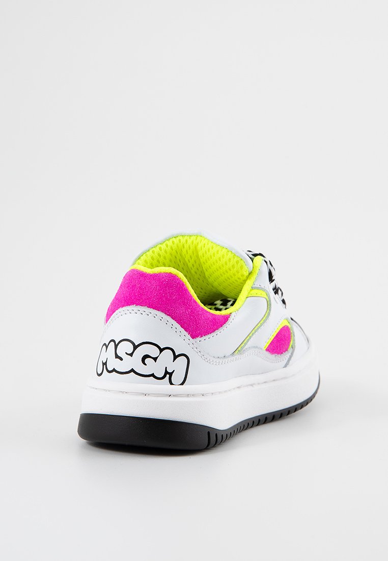 Białe sneakersy z różowymi i neonowymi zielonymi akcentami, siateczkowym wykończeniem, czarną gumową podeszwą oraz logo "MSGM" na pięcie. Obecne są teksturowane materiały.