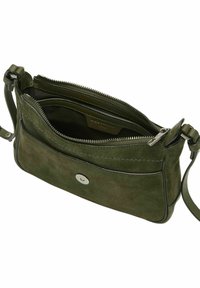 Borsa a tracolla verde in suede con chiusura zip e tasca frontale; presenta un bottone a pressione argento e una tracolla regolabile per un uso versatile.