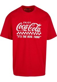 Rød bomulds T-shirt med korte ærmer, der har et hvidt "Coca-Cola" logo og teksten "ENJOY" ovenfor, samt et ternet mønster og "IT'S THE REAL THING."