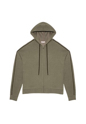 Sudadera con cremallera de color verde oliva hecha de un material suave, con capucha, cordones negros y franjas laterales en negro a contraste.