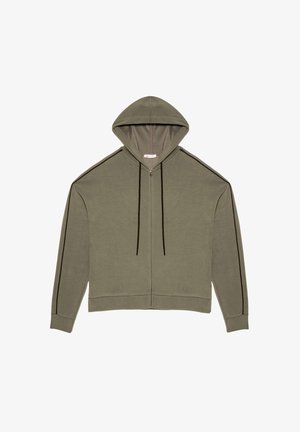 Olijfgroene rits-hoodie van zacht materiaal, met een capuchon, zwarte trekkoorden en contrasterende zwarte zijstrepen.