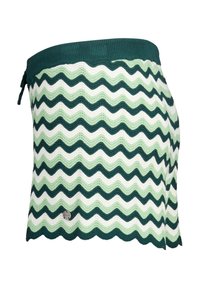 Säärikud, millel on zigzag-muster tume rohelises, helesiniselt rohelises ja valges. Omavad laia vöökohta ja logokujundust allääres.