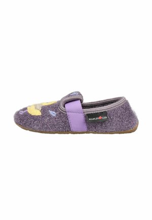 Pantofole in feltro viola con motivo floreale giallo e blu, cinturino viola regolabile e suola marrone, etichettate Haflinger sul lato.