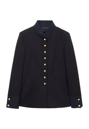 Giacca in misto lana blu navy con colletto alla cinese, bottoni dorati sul davanti e polsini a contrasto. Presenta una silhouette strutturata e pieghe.