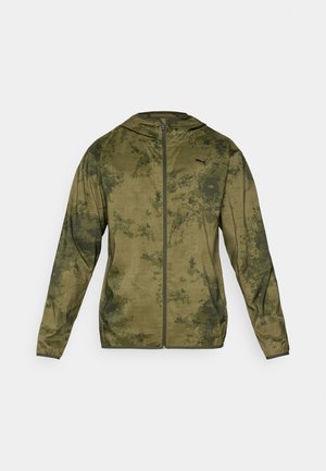 Puma hoodie in olijfgroen met een tekstuur, patroonafwerking. Heeft een rits aan de voorkant en lange mouwen.