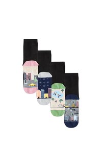 Quatre paires de chaussettes avec des corps noirs et des poignets à motifs colorés. Les motifs comprennent des paysages urbains, des arbres et des personnages aux couleurs variées.