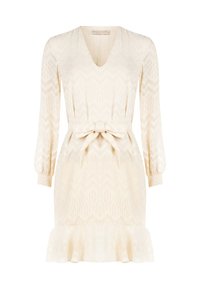 Kurzärmliges, cremiges-beiges Kleid mit V-Ausschnitt, gebundenem Taillenbereich und ausgestelltem Saum, das ein dezentes Zickzackmuster im gesamten Stoff aufweist.