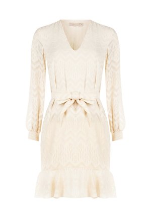 Korte mouw, roombeige jurk met een V-hals, strik taille en uitlopende zoom, met een subtiel zigzagpatroon door de stof.