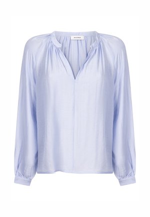 Lichtblauwe blouse met een V-hals, geplooide details bij de schouders en lange mouwen met knoopmanchetten. Soepel, zacht materiaal.