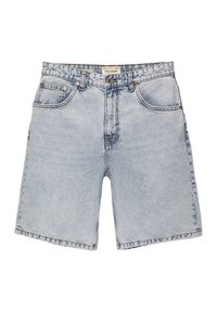 Pantalones cortos de mezclilla azul claro con un corte recto, que cuentan con cinco bolsillos, remaches de metal y dobladillo cosido. Etiqueta de la marca visible en la cintura.