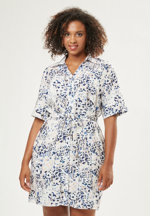 Kurzes Hemdkleid aus leichtem Stoff mit einem abstrakten Muster in Blau, Weiß und Beige; tailliert mit Gürtel und Knopfleiste.