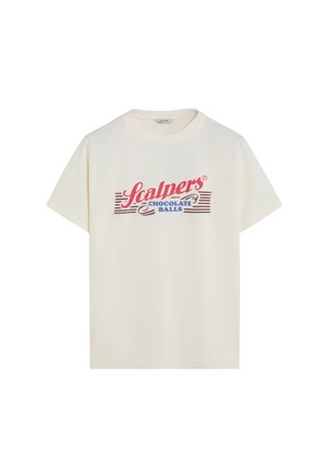 Camiseta de algodón color crema con mangas cortas y cuello redondo, con un gráfico en rojo y azul que dice "Scalpers Chocolate Balls" en el frente.