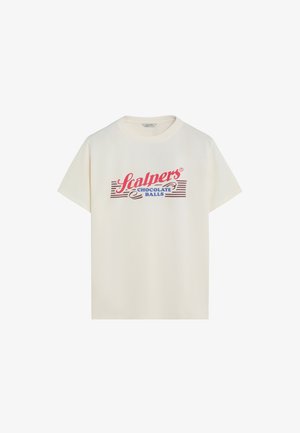 Camiseta de algodón color crema con mangas cortas y cuello redondo, con un gráfico en rojo y azul que dice "Scalpers Chocolate Balls" en el frente.