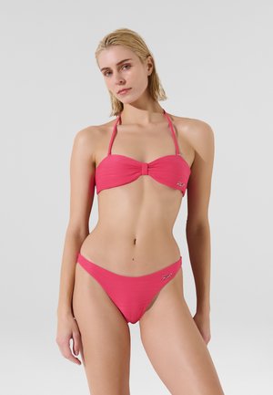 Roze bikini set met een textuur, gevoerde bandeau-top met een strikdetail en verstelbare bandjes. De broekjes zijn low-rise en ook voorzien van textuur.